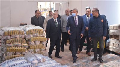 محافظ القليوبية يتابع توفير السلع الغذائية بمعرض الشباب ببنها