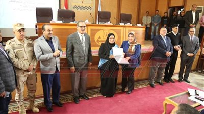 محافظ كفر الشيخ يكرم الأمهات المثاليات ويعلن عن رحلات عمرة لهن