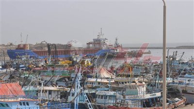 بسبب ارتفاع الأمواج.. توقف حركة الملاحة في ميناء الصيد بكفر الشيخ على البحر المتوسط