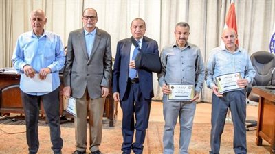 تكريم أعضاء الجهاز الإداري ممن بلغوا السن القانونية بجامعة بني سويف