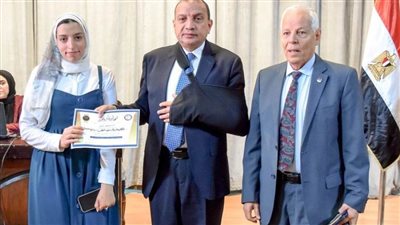 تكريم الفائز بالمركز الأول على مستوى الجامعات المصرية في مجال الفيزياء الفلكية