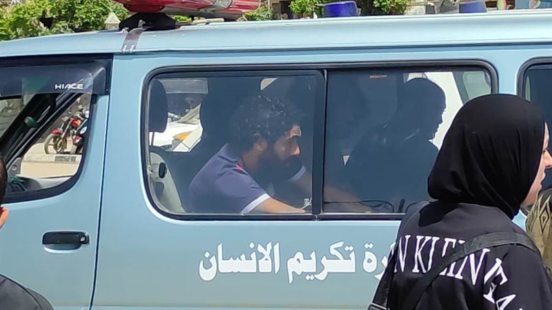 الشحات داخل سيارة