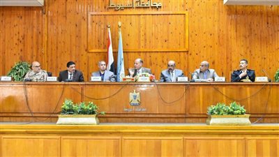 المجلس التنفيذي بأسيوط يوافق على ترخيص 145 سيارة ميكروباص 14 راكبًا