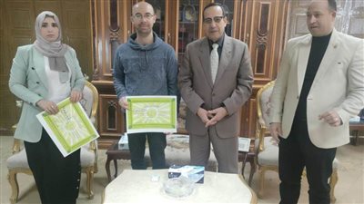 محافظ شمال سيناء يكرم موظفين بالمكتب الفني لتفانيهما في العمل