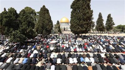 عاجل..250 ألف فلسطيني يؤدون صلاة الجمعة في رحاب الأقصى رغم قيود الاحتلال