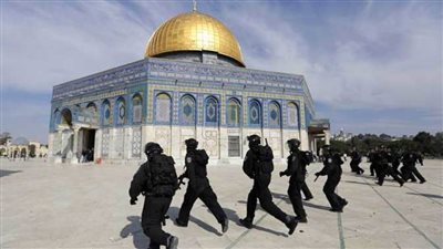 قوات الاحتلال تعتدي على المصلين داخل المسجد الأقصى
