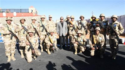 صورة تذكارية للرئيس السيسي مع مقاتلي القوات المسلحة المصرية شرق قناة السويس
