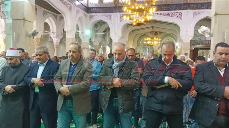 وزيى الري يؤدي صلاة