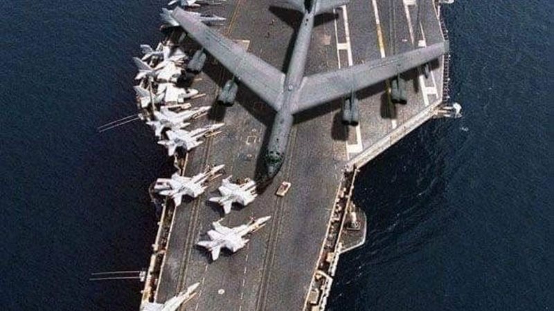 حاملة طائرات في البحر