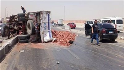 انقلاب سيارة محملة بمواد خام تدخل في صناعة الأسمنت بصحراوي المنيا 