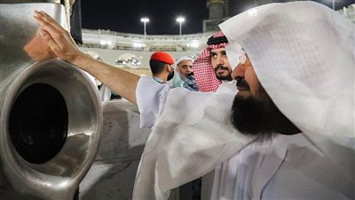  الرئاسة العامة لشؤون المسجد الحرام والمسجد النبوي تطيب الحجر الأسود والكعبة المشرفة 
