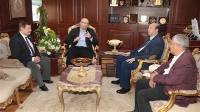 محافظ بني سويف يبحث مع نقباء الأطباء والأسنان والبيطريين تحسين الخدمات