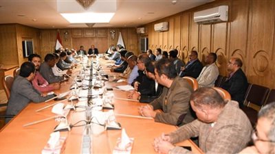 محافظ قنا يبحث مع مسئولي النقابات والمستثمرين ضبط منظومة الإعلانات 