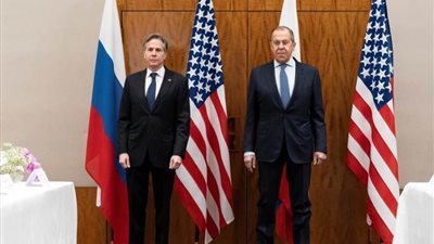 بلينكن يحث موسكو على إطلاق سراح مراسل 