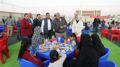 محافظ الوادي الجديد ونائبه يشاركان أهالي الفرافرة الإفطار الرمضاني 