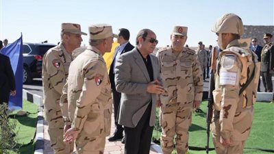 الرئيس السيسي يتفقد الارتكازات الأمنية بشرق القناة ويشارك رجال القوات المسلحة تناول الإفطار