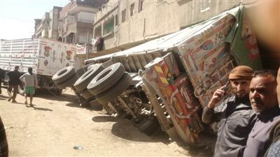 عاجل.. انقلاب مقطورة محملة بالرمال على منزل بقرية درين بالدقهلية 