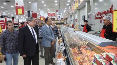 نائب محافظ المنيا يتفقد الأسواق والسلاسل التجارية لمتابعة توافر السلع