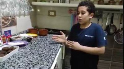 محمد السيد عبد الغني يقدم طريقة عمل كيكة أوريو