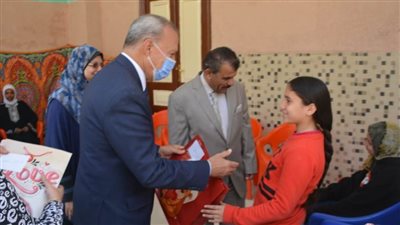 محافظ القليوبية يقدم هدايا للأطفال بمؤسسة البنين والبنات للأيتام 