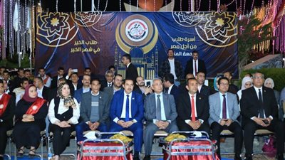  رئيس جامعة المنيا يشارك الطلاب الإفطار الجماعي