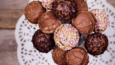 حلويات رمضان.. طريقة تحضير كرات الكيك بالكريز