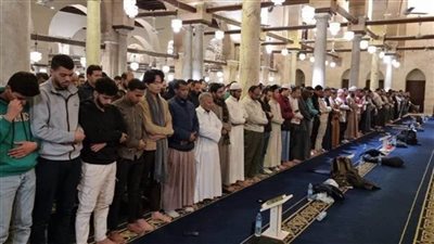 في ليلة النصف من رمضان.. آلاف المصلين من مختلف الجنسيات يؤدون صلاة العشاء والتراويح