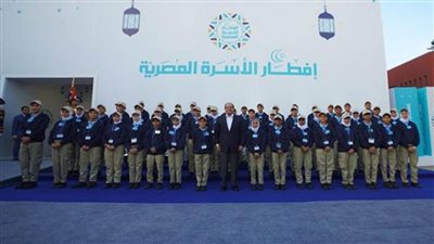 الرئيس السيسي يتوسط صورة تذكارية خلال زيارته الأسمرات 