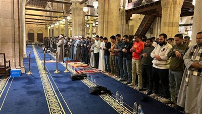 تنقلها القناة الأولى والفضائية المصرية.. آلاف المصلين يؤدون العشاء ‏والتراويح ‏بالجامع الأزهر