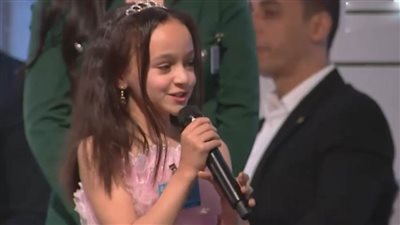 بالفيديو.. طفلة من الأسمرات تلقي 