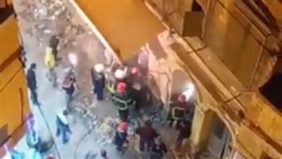 إنقاذ شخص وجارٍ البحث عن آخرين في انهيار عقار بالمنشية 