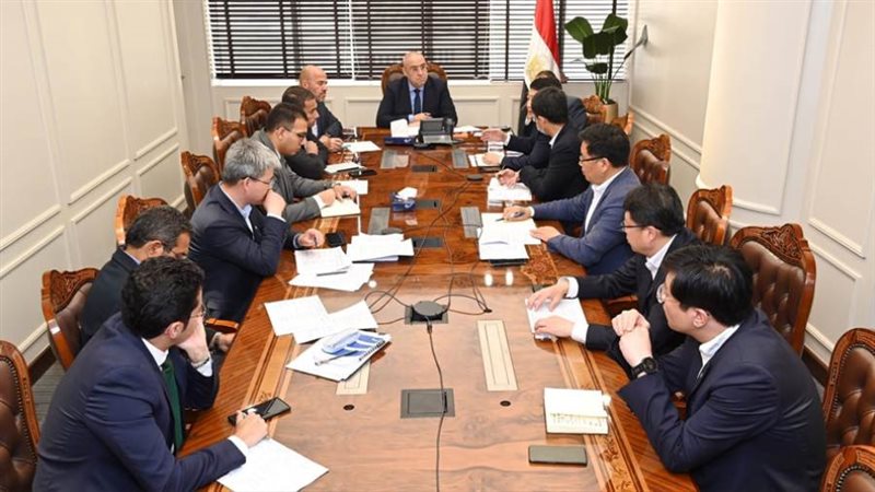 وزير الإسكان يلتقي