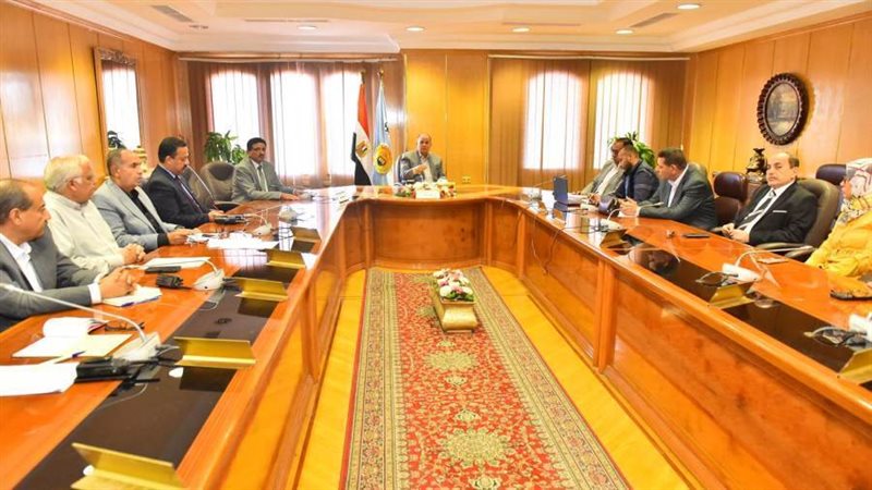 اجتماع المحافظ بالمسئوولين