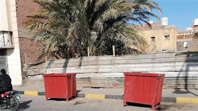 توزيع دفعة جديدة من صناديق القمامة بالعريش