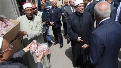 وزير الأوقاف ومحافظ الجيزة يتفقدان توزيع الدفعة الخامسة والعشرين من صكوك الأوقاف 