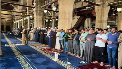 خاشعين لله.. آلاف المصلين يؤدون العشاء والتراويح في الجامع الأزهر