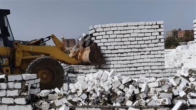 إزالة 3 حالات تعدٍ بالبناء العشوائي غير المرخص بمطاي بالمنيا