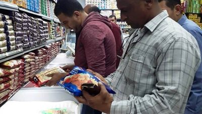 تحرير 20 محضر تموين وضبط لحوم وحلوى غير صالحة في حملات بالمراغة وطهطا