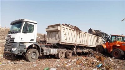 حملات نظافة.. استمرار رفع تراكمات المخلفات الصلبة والقمامة للظهير الصحراوي بالمنيا