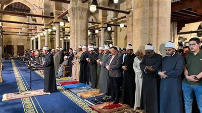 العشاء والتراويح تشهدان إقبالًا كبيرًا من المصلين بالجامع الأزهر