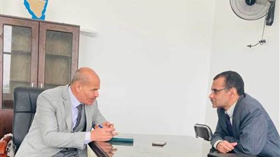 وكيل آداب العريش ومدير التضامن يقدمان بطاقة الخدمات المتكاملة لـ