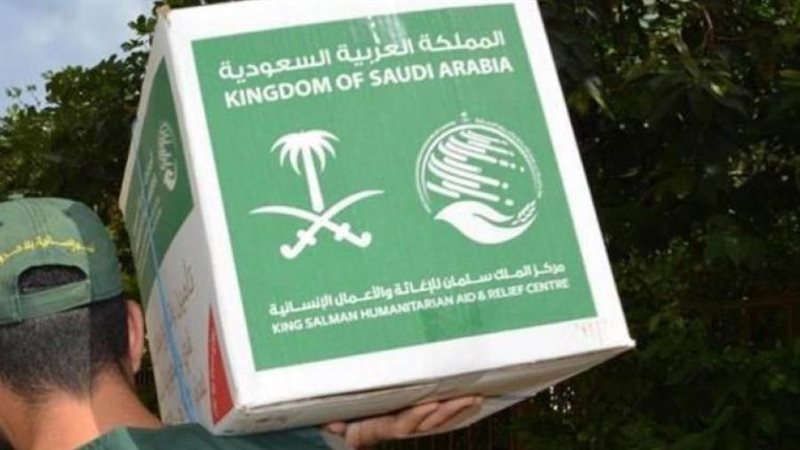 يوزع السلال الغذائية