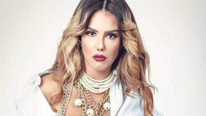 الفنانة دنيا عبدالعزيز