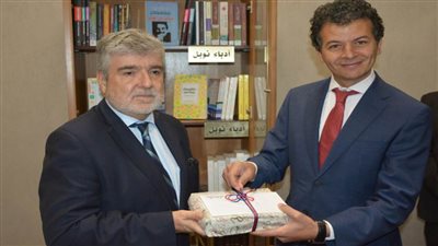 سفير تشيلي يهدي مؤلفات ميسترال لمتحف نجيب محفوظ