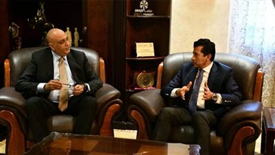 وزير الشباب يبحث التعاون المشترك مع جهاز تنمية المشروعات المتوسطة والصغيرة