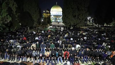 20 ألف فلسطيني يؤدون صلاتي العشاء والتراويح في رحاب الأقصى