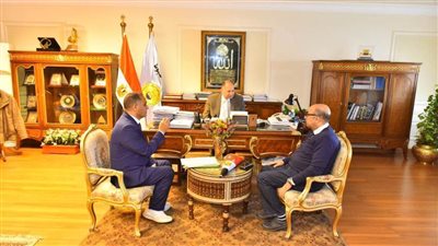 محافظ أسيوط يشدد على التنسيق والتعاون في تنفيذ المبادرات الصحية بالمدارس في القرى والنجوع