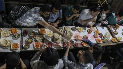 شاهد أجواء السحور على أشهر عربة فول في رمسيس 