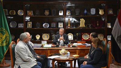 محافظ القليوبية يناقش تفعيل الدورة الثانية لمبادرة المشروعات الخضراء الذكية 