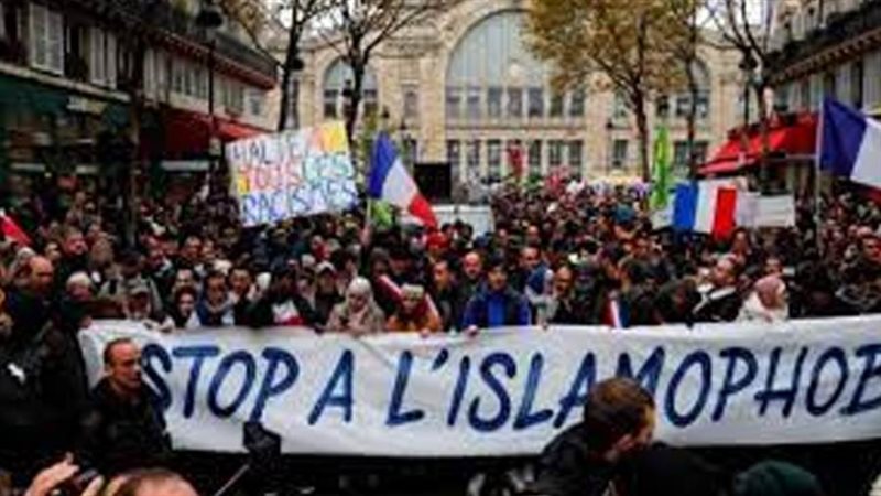 التظاهرات أمام المجلس